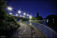 Dammbrücke bei Nacht