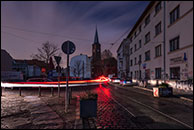 Lichtspuren in der unbeleuchteten Kirchstraße