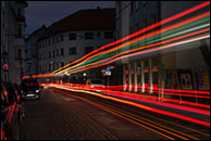 rote Lichtspuren in der dunklen Köpenicker Altstadt