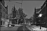 Kirchstraße und Kirche in der Köpenicker Altstadt bei Nacht im Winter