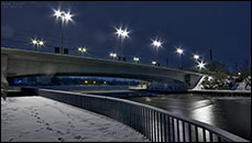 Lange Brücke im Winter (Nachtaufnahme)