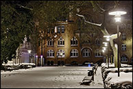 schneebedeckter Luisenhain bei Nacht mit Köpenicker  Rathaus im Hintergrund